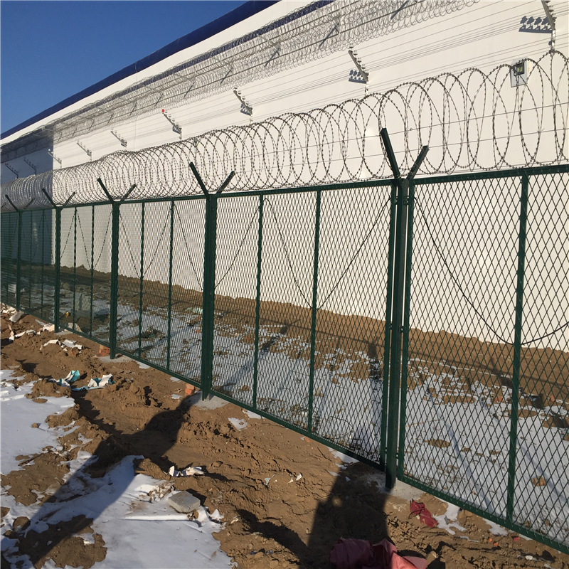 艾瑞看守所護欄網(wǎng)嚇阻作用好，有效的防止了攀逃