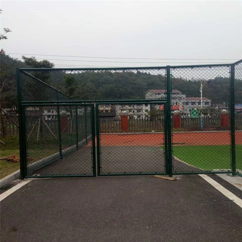 廣東球場圍欄網(wǎng)又名包塑菱形勾花網(wǎng)